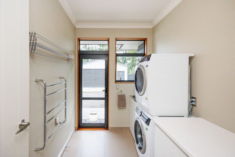 Photo of property in 7 Titirangi Drive, Fitzherbert, Palmerston North, 4471