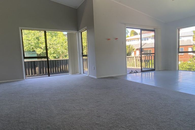 Photo of property in 43 Deverell Place, Northcross, Auckland, 0632