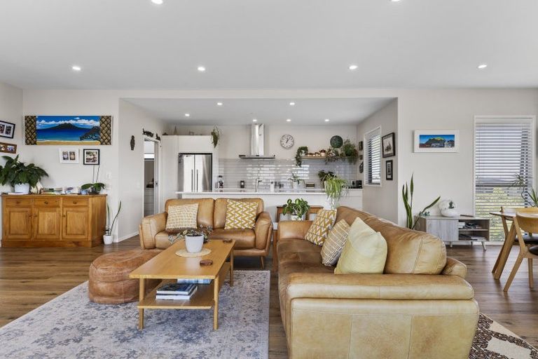 Photo of property in 14 Pukenamu Road, Rainbow Point, Taupo, 3330