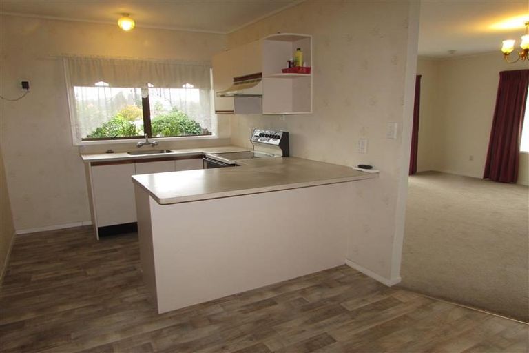Photo of property in 2/42 Frank Evans Place, Henderson, Auckland, 0610