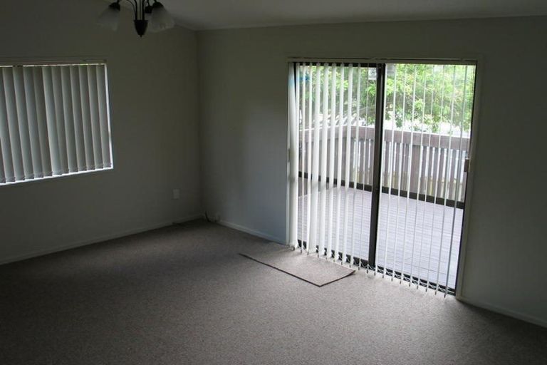 Photo of property in 8 Kayle Glen, West Harbour, Auckland, 0618