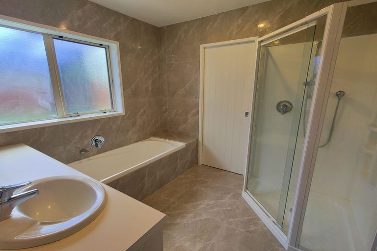 Photo of property in 94 Riverton Drive, Randwick Park, Auckland, 2105