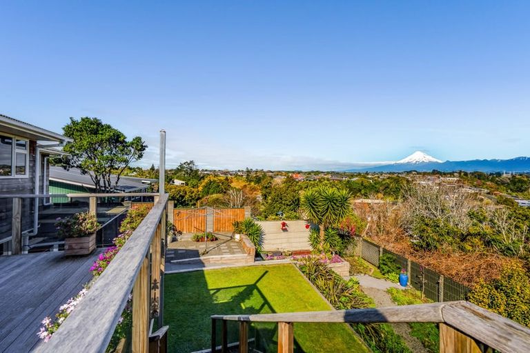 Photo of property in 21 Longview Drive, Merrilands, New Plymouth, 4312