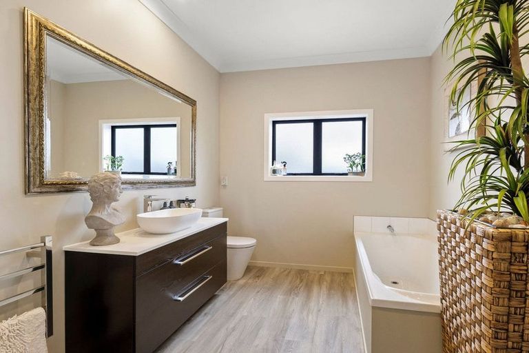 Photo of property in 17 Gifford Grove, Churton Park, Wellington, 6037