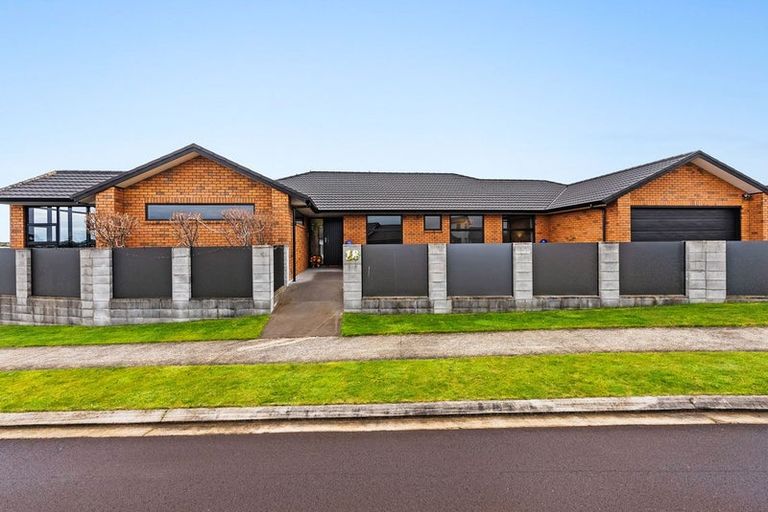 Photo of property in 18 Manurau Crescent, Merrilands, New Plymouth, 4312