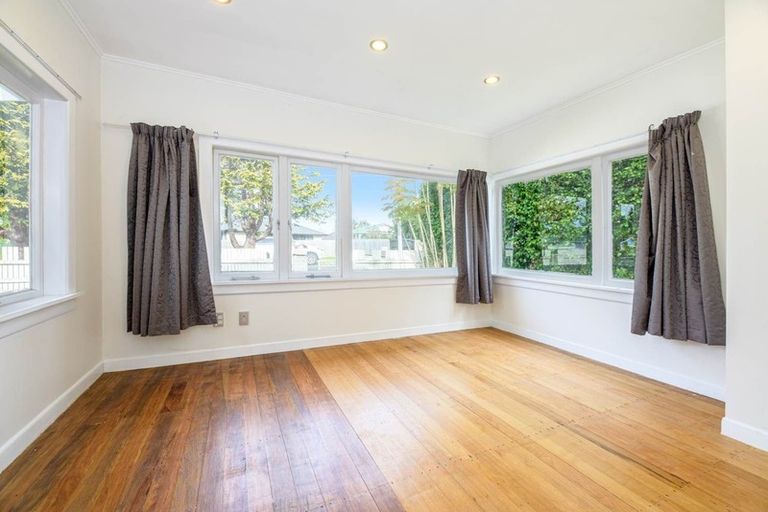 Photo of property in 36 Woodside Road, Massey, Auckland, 0614