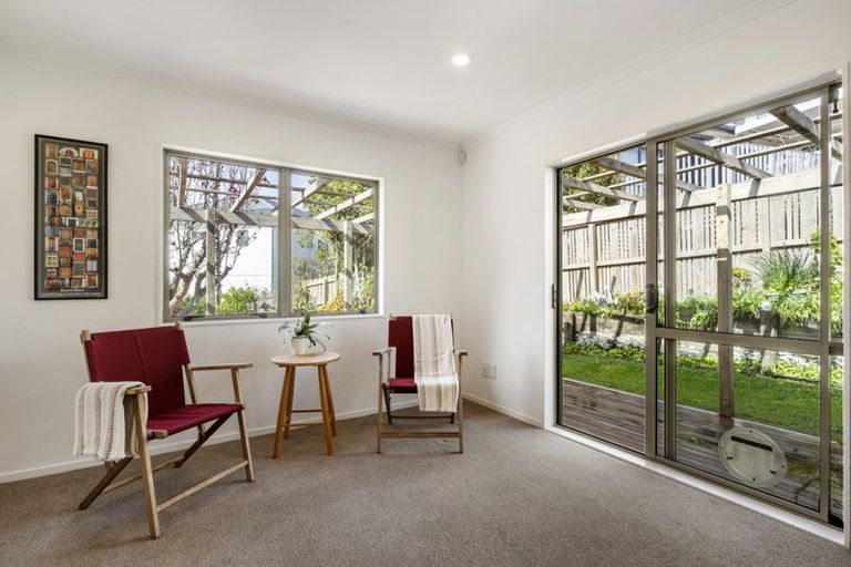 Photo of property in 17 Woodridge Avenue, Northcross, Auckland, 0630