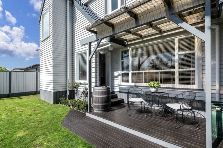 Photo of property in 19 Beach Road, Mellons Bay, Auckland, 2014