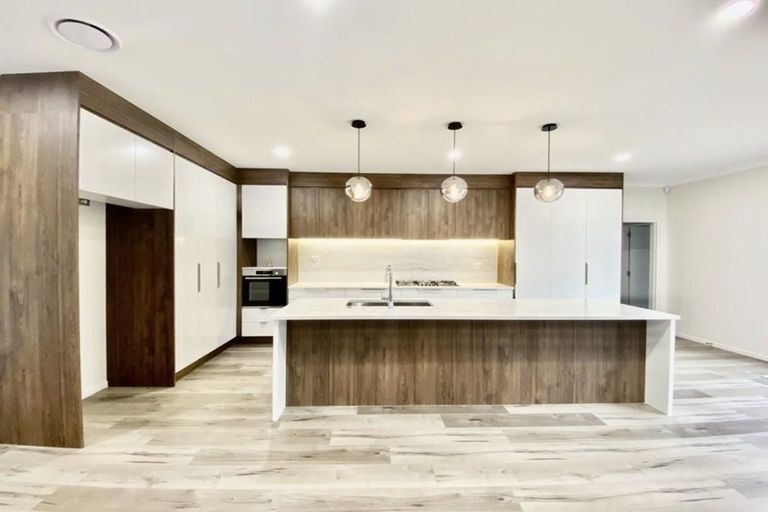 Photo of property in 5 Cloonlyon Drive, Flat Bush, Auckland, 2019