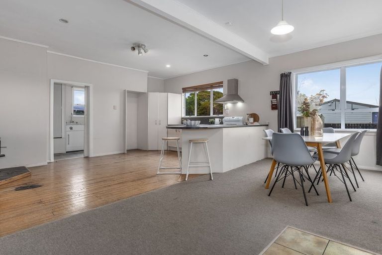 Photo of property in 1 Quinn Road, Levin, 5510