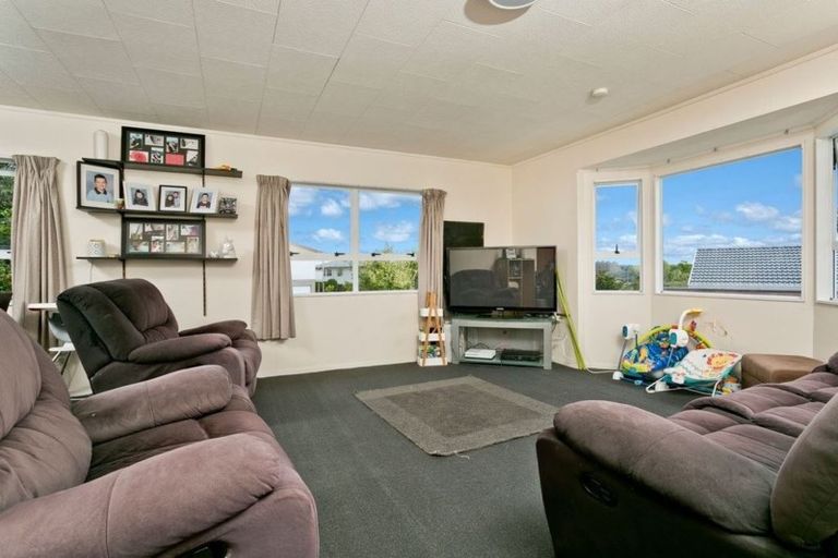 Photo of property in 14 Jumento Place, Unsworth Heights, Auckland, 0632