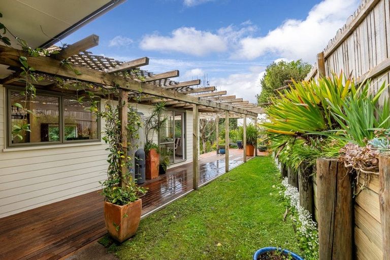 Photo of property in 17 Woodridge Avenue, Northcross, Auckland, 0630