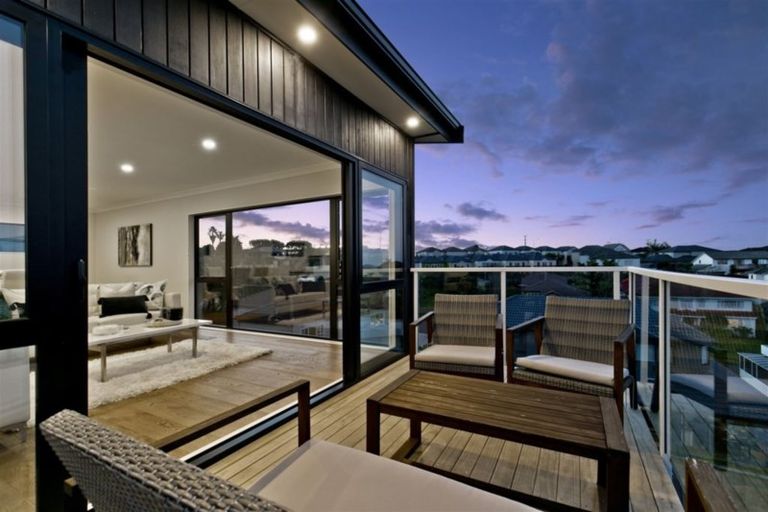 Photo of property in 29 Bernleigh Terrace, West Harbour, Auckland, 0618