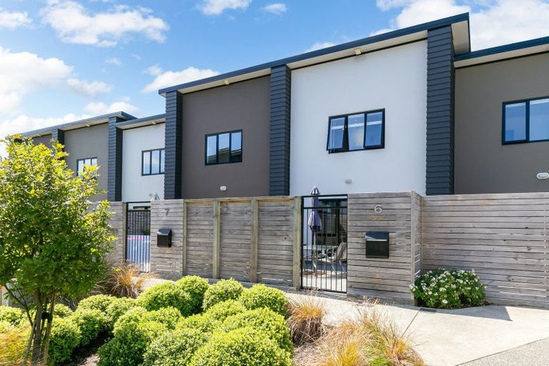 Photo of property in 6/9 Surrey Street, Tawa, Wellington, 5028