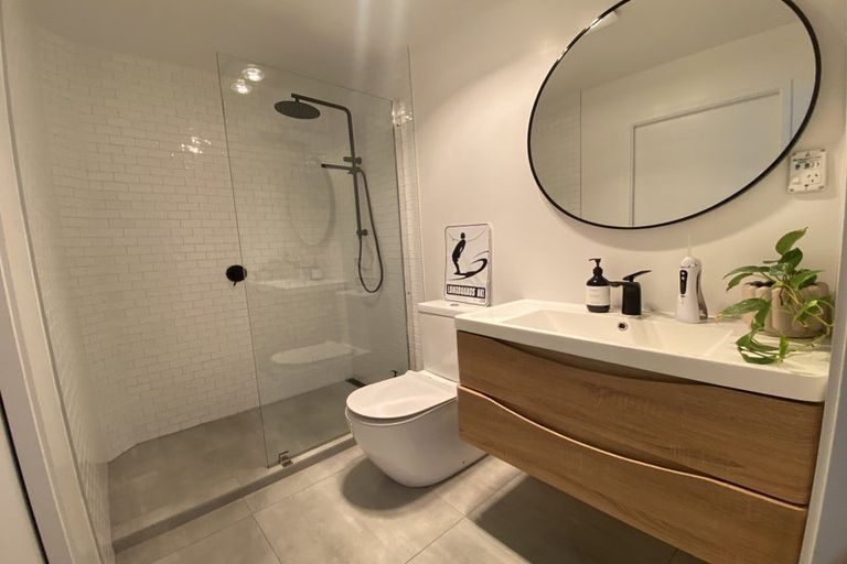 Photo of property in 37 Gill Avenue, Te Atatu Peninsula, Auckland, 0610