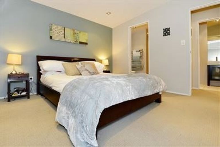 Photo of property in 20 Garmons Way, Castor Bay, Auckland, 0620