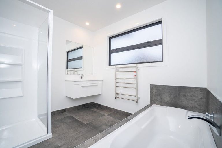 Photo of property in 77 Johnstone Drive, Fitzherbert, Palmerston North, 4410