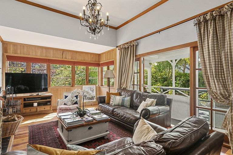 Photo of property in 2 Barton Road, Heretaunga, Upper Hutt, 5018