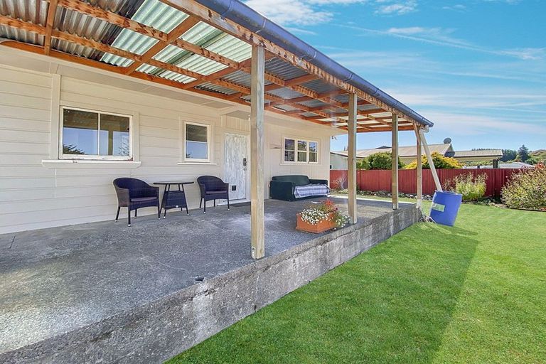Photo of property in 10 Paraekaretu Street, Hunterville, 4730