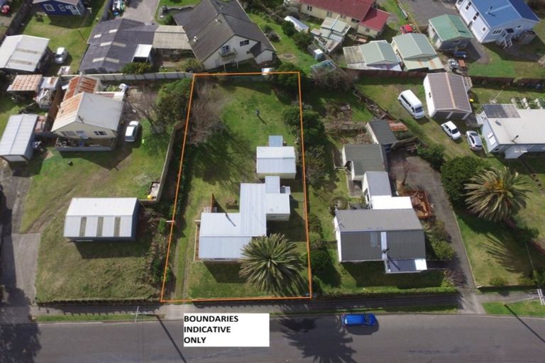 Photo of property in 35 Pratt Avenue, Foxton Beach, Foxton, 4815