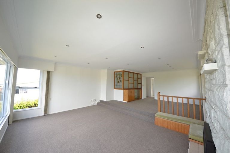 Photo of property in 27 Chivalry Road, Glenfield, Auckland, 0629