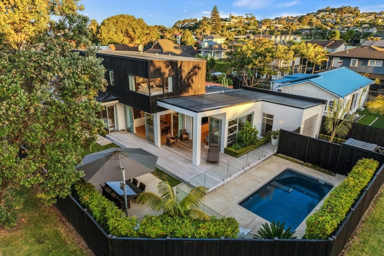 Photo of property in 52 Walton Street, Red Beach, 0932