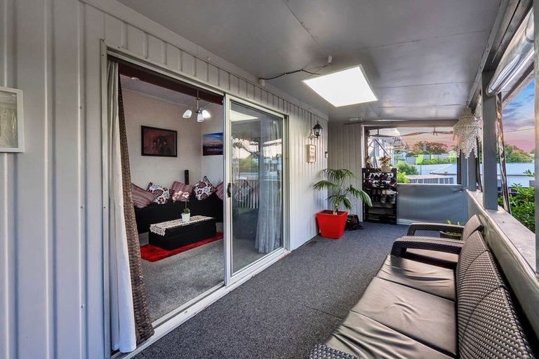 Photo of property in 33 Huruhuru Road, Massey, Auckland, 0614