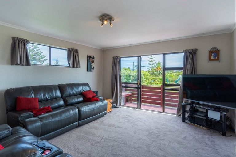 Photo of property in 34 Queens Road, Waikanae Beach, Waikanae, 5036