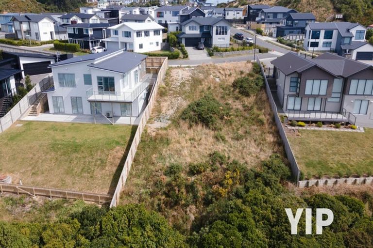 Photo of property in 3 Promontory Crescent, Newlands, Wellington, 6037