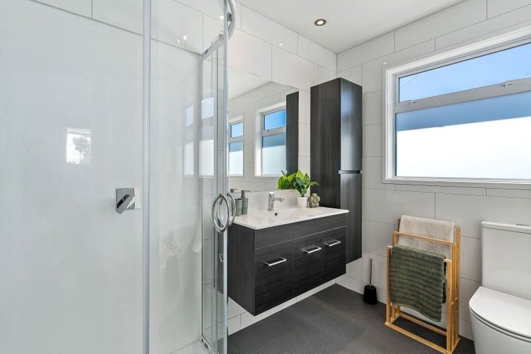 Photo of property in 32 Brooker Grove, Newlands, Wellington, 6037