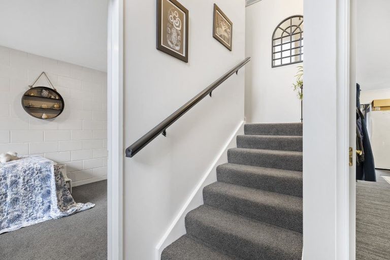 Photo of property in 11 Ruapehu Drive, Fitzherbert, Palmerston North, 4410