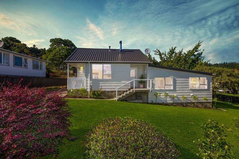 Photo of property in 15 Edelweiss Grove, Timberlea, Upper Hutt, 5018