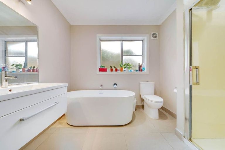 Photo of property in 582 Massey Road, Mangere, Auckland, 2022