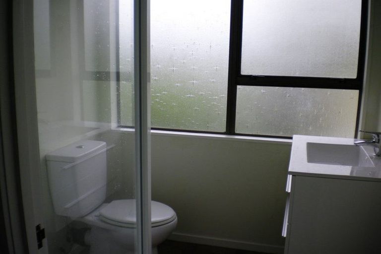 Photo of property in 2/92 Moore Street, Hillcrest, Auckland, 0627