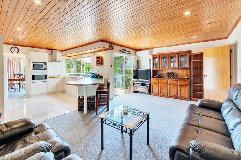 Photo of property in 1/8 Sunset Road, Unsworth Heights, Auckland, 0632