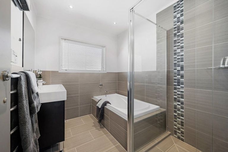 Photo of property in 32b Takutai Avenue, Bucklands Beach, Auckland, 2012