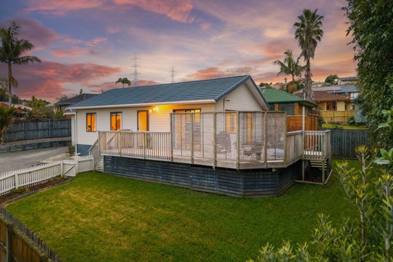 Photo of property in 25 Broadfield Street, Massey, Auckland, 0614