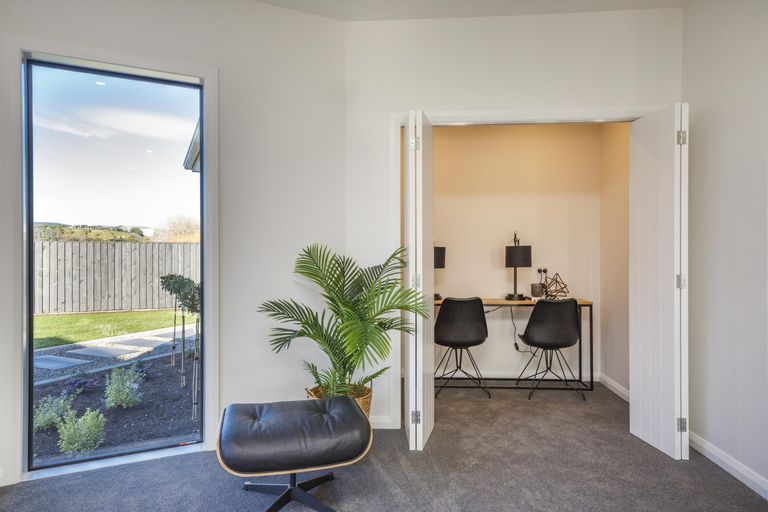 Photo of property in 9 Fairway Grove, Hokowhitu, Palmerston North, 4410