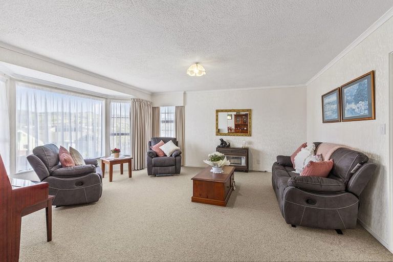 Photo of property in 87 Victory Crescent, Tawa, Wellington, 5028