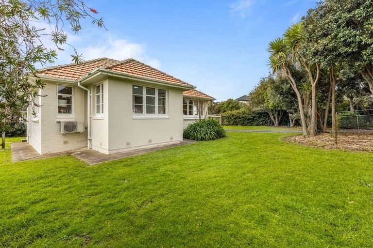 Photo of property in 35 Philomel Crescent, Bayswater, Auckland, 0622