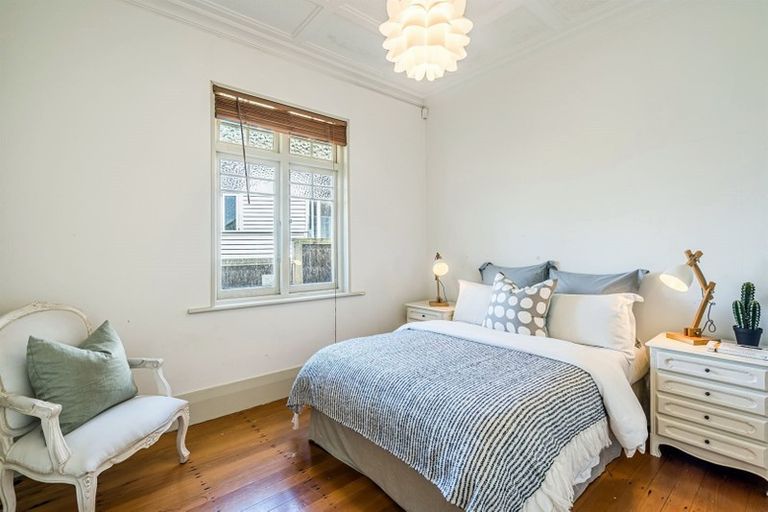 Photo of property in 16 Hinemoa Terrace, Birkenhead, Auckland, 0626