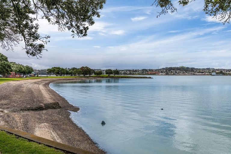 Photo of property in 26 Kiwi Esplanade, Mangere Bridge, Auckland, 2022