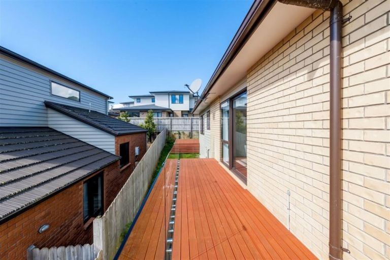 Photo of property in 21 Midhurst Avenue, Henderson, Auckland, 0612