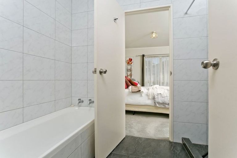 Photo of property in 4 Owl Court, Unsworth Heights, Auckland, 0632