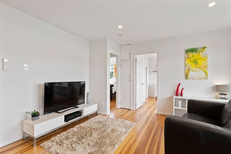 Photo of property in 2/116 Beach Haven Road, Beach Haven, Auckland, 0626