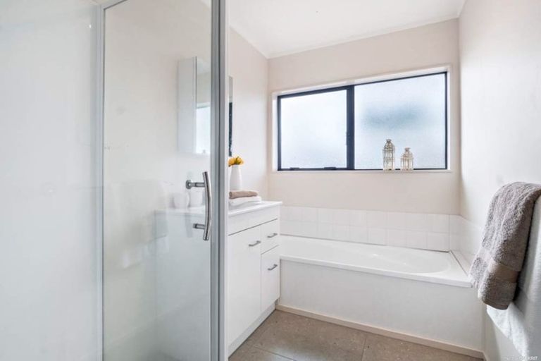 Photo of property in 1 Sorbonne Close, Albany, Auckland, 0632