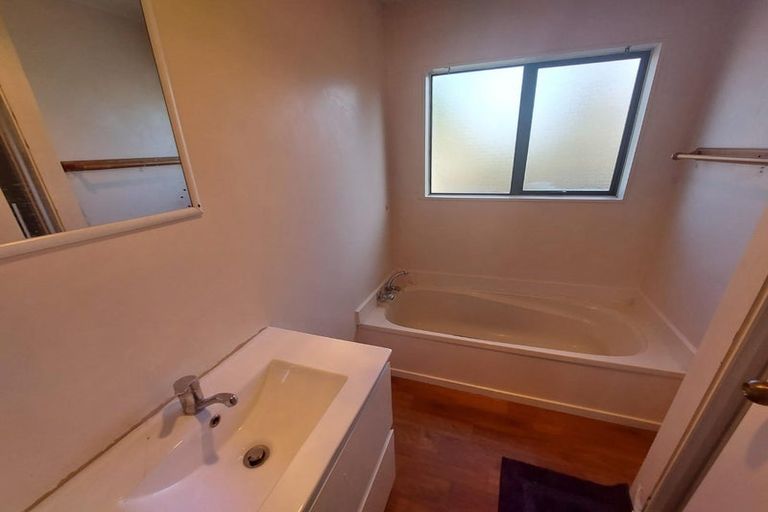 Photo of property in 10 Loughanure Place, Massey, Auckland, 0614