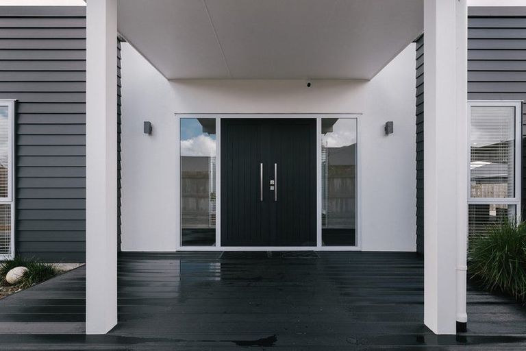 Photo of property in 10 Monaco Grove, Fitzherbert, Palmerston North, 4410