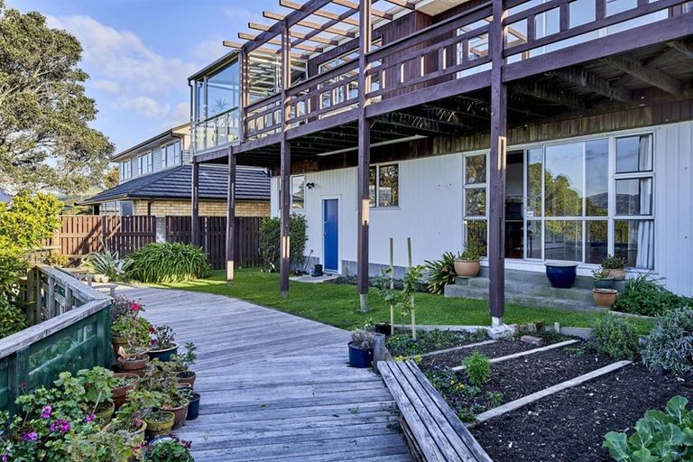 Photo of property in 105 Kahu Road, Paremata, Porirua, 5024