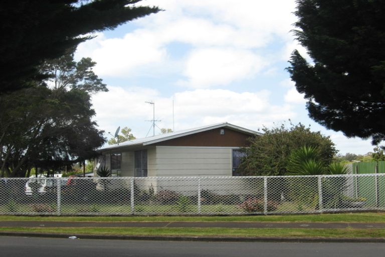 Photo of property in 21 Ngatira Place, Clendon Park, Auckland, 2103